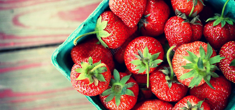 一筐草莓唯美清新日系草莓背景摄影图片