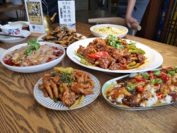 一桌寿司一桌好吃的饭菜高清图片
