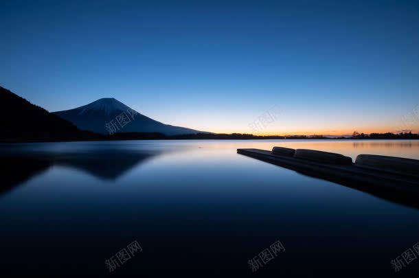 蓝天阳光黑色山峰河流jpg设计背景_新图网 https://ixintu.com 山峰 河流 蓝天 阳光 黑色