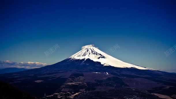 蓝天阳光雪山壁纸背景