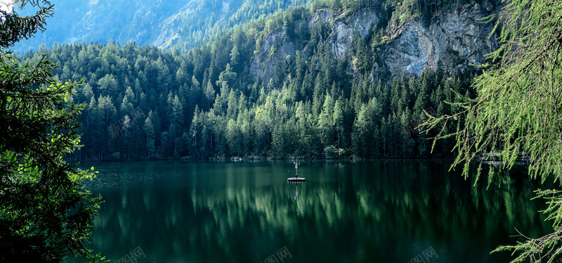 大山脚下的湖jpg_新图网 https://ixintu.com 大山 天然氧吧 摄影 森林 海报banner 湖水 自然好风景 风景