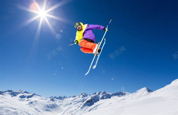 雪山上空的动感滑雪者人物背景背景