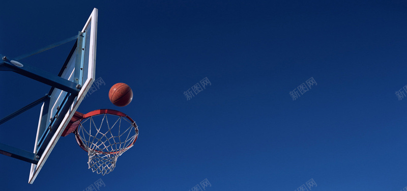 体育运动篮球篮球框篮球架仰视蓝天背景摄影图片