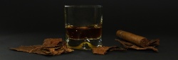 威士忌酒杯雪茄与威士忌高清图片