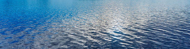 波光粼粼水面摄影图片