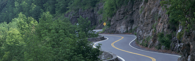 弯曲的山路背景摄影图片