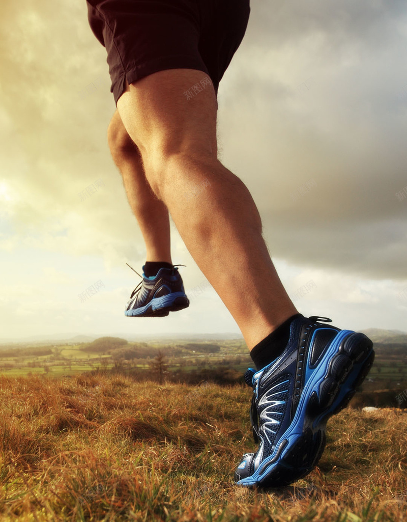 奔跑的人H5背景jpg设计背景_新图网 https://ixintu.com H5素材 健康 力量 奔跑 杂草 运动 速度 鞋子