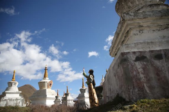 旅行人物向往寺庙背景