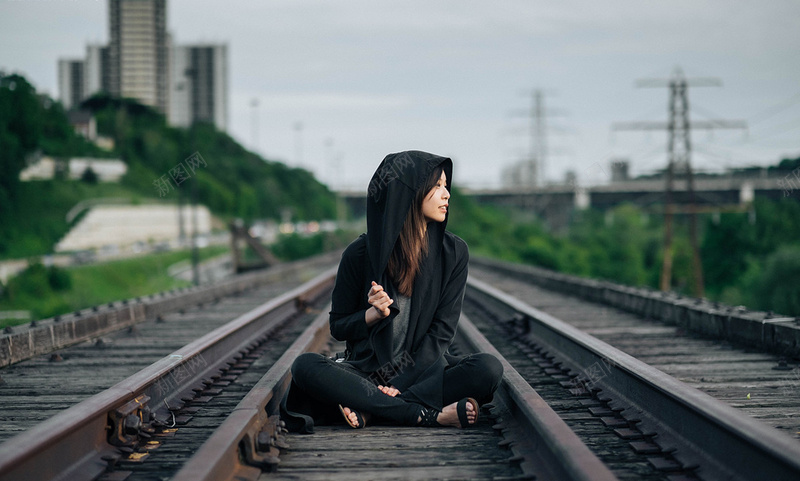 坐在轨道上的少女jpg_新图网 https://ixintu.com 中国少女 写真 女孩 开心 摄影 时髦 生活 美 艺术 轨道火车 风景