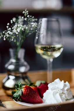 鲜花葡萄酒草莓餐桌摆盘背景