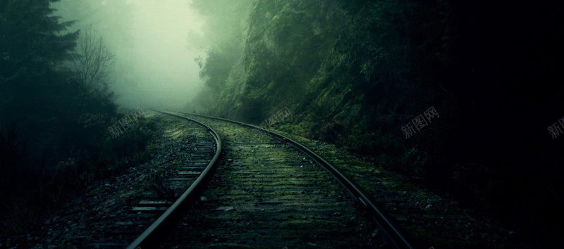朦胧铁路轨道绿色清新背景摄影图片