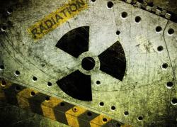 放射性物品放射性物品标志与金属背景高清图片