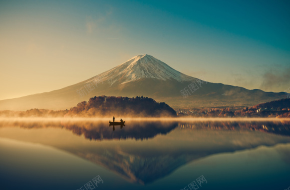 富士山与平静湖面风景背景