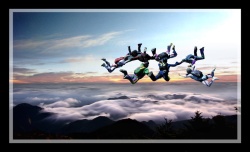 毅力源于拼搏团队跳伞跨越企业精神背景高清图片