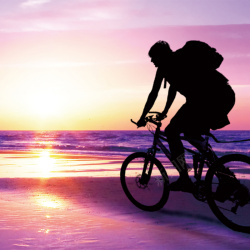 唯美单车紫色唯美夕阳海景背景高清图片