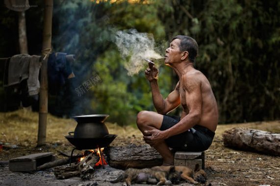 抽烟的男人睡着的狗背景