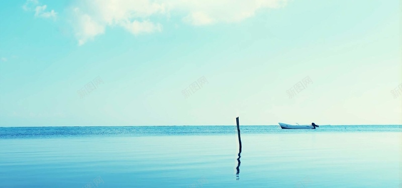 平静的湖面psd_新图网 https://ixintu.com 平静 摄影 水天一线 水面 海报banner 海边 湖面 风景