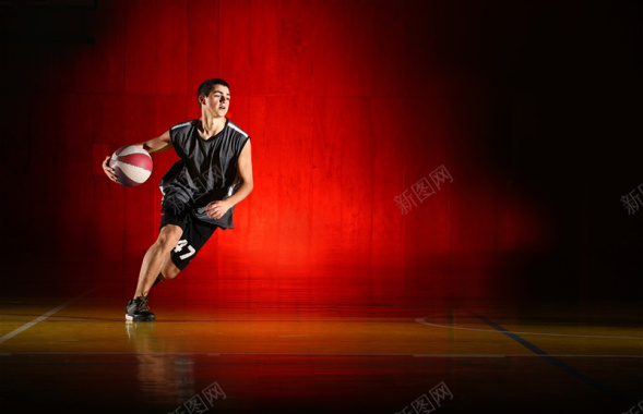 打篮球的男性图摄影图片