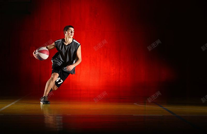 打篮球的男性图psd_新图网 https://ixintu.com 体育场 体育运动 健身 摄影 篮球 篮球动作 运动人物 运动员 风景