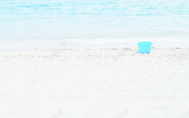 沙滩海面背景蓝色桶子背景背景
