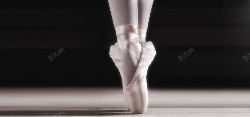 旋转的丝带芭蕾舞者摄影图片