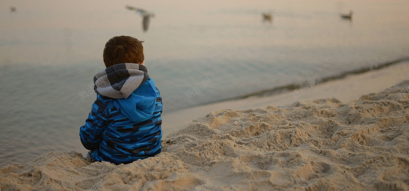 心灵的平静jpg_新图网 https://ixintu.com 儿童 孤单 心灵的平静 悲伤 摄影 海 海报banner 海滩 遐想 风景 鸟