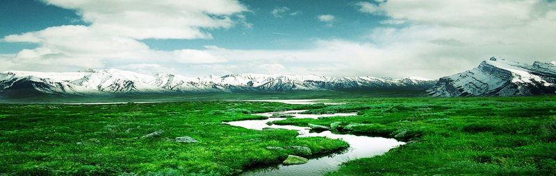 白云绿色草原河流雪山摄影图片