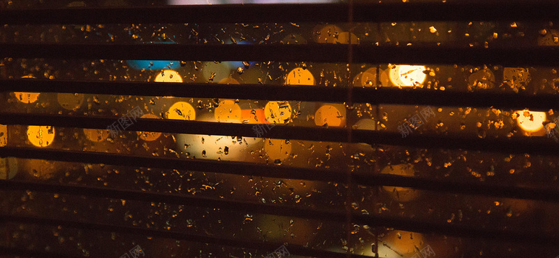雨夜透过百叶窗玻璃上的雨点摄影图片