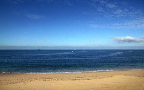 蓝天下的沙滩和大海背景