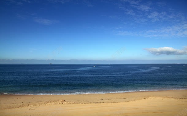 蓝天下的沙滩和大海jpg设计背景_新图网 https://ixintu.com 大海 沙滩 蓝天
