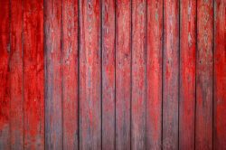刷红漆的竹子刷红色油漆的木板高清图片
