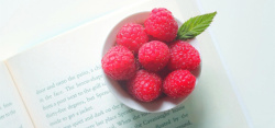 树莓蔓越莓文艺清新美味树莓蔓越莓覆盆子背景高清图片