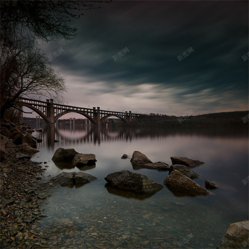 黑暗背景下的大桥psd_新图网 https://ixintu.com 主图 乌云桥湖水礁石 摄影 风景