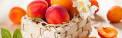 桃子切开新鲜的黄桃水果高清图片