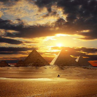 夕阳西下云海金字塔沙漠背景背景