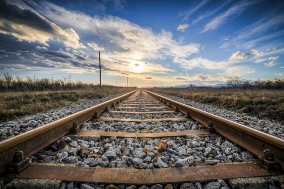 铁轨与铁路两旁的风景摄影图片