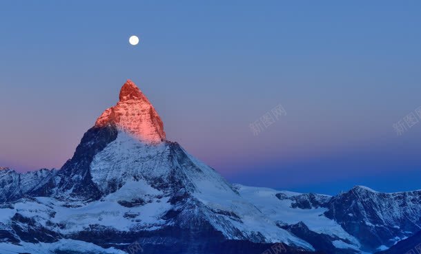 阳光升起时的雪山背景