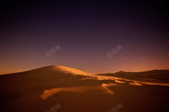 夜空下寂静的沙漠浩瀚星空背景