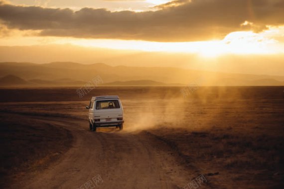 夕阳沙漠道路轿车背景