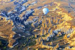 放飞氢气球雪山上放飞的氢气球高清图片