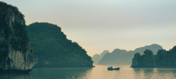 山间湖水孤舟背景山间湖水孤舟背景高清图片