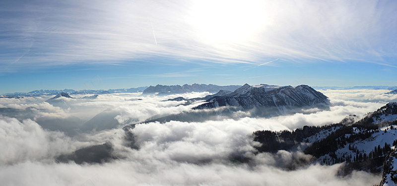 山峰云雾缭绕摄影图片
