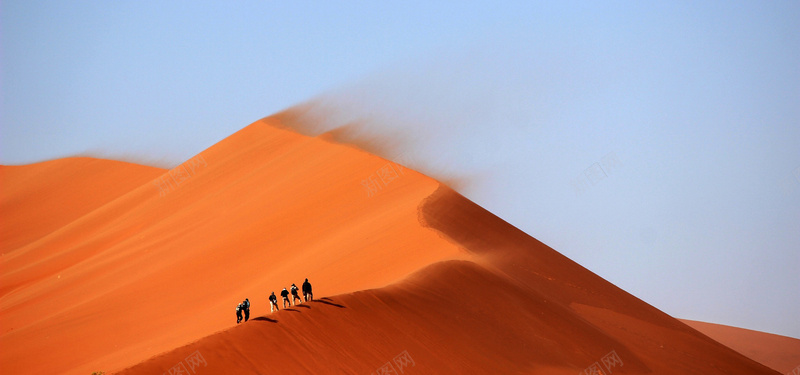 徒步旅行jpg_新图网 https://ixintu.com 丘陵 人 徒步旅行 摄影 有风 沙丘 沙漠 海报banner 蓝色 迷航 风景