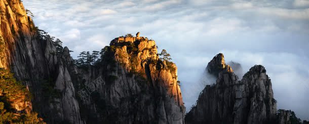 高山矗立神秘山峰背景