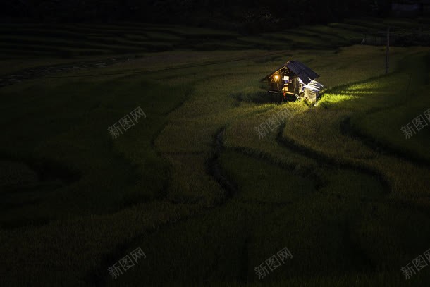 夜晚下行走的小车jpg设计背景_新图网 https://ixintu.com 夜晚 小车 行走