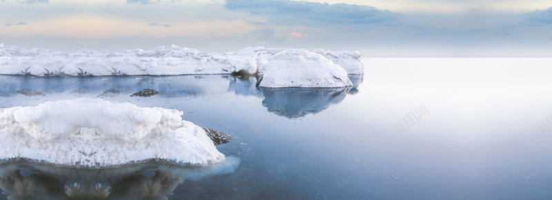 白雪满湖面唯美意境海报背景