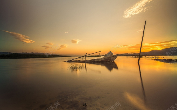 北方河流小船风景背景摄影图片