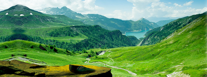 户外登山海报背景