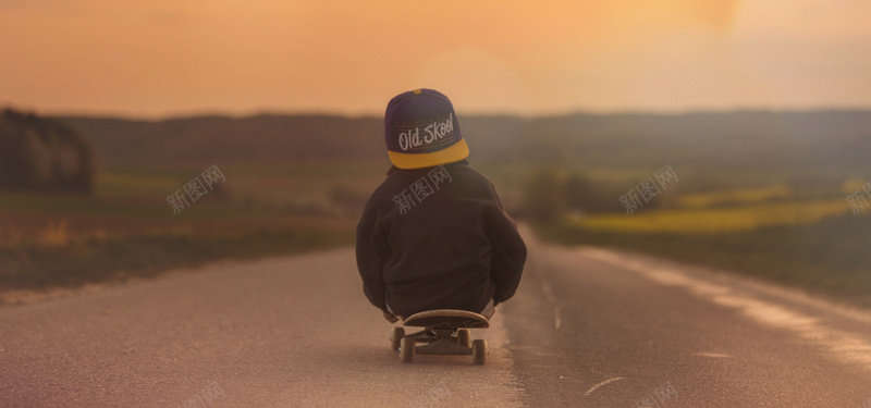 滑板和孩子jpg_新图网 https://ixintu.com 余辉 在路上 孩子 摄影 播放 日落 景观 海报banner 滑冰 滑板 男孩 路 风景