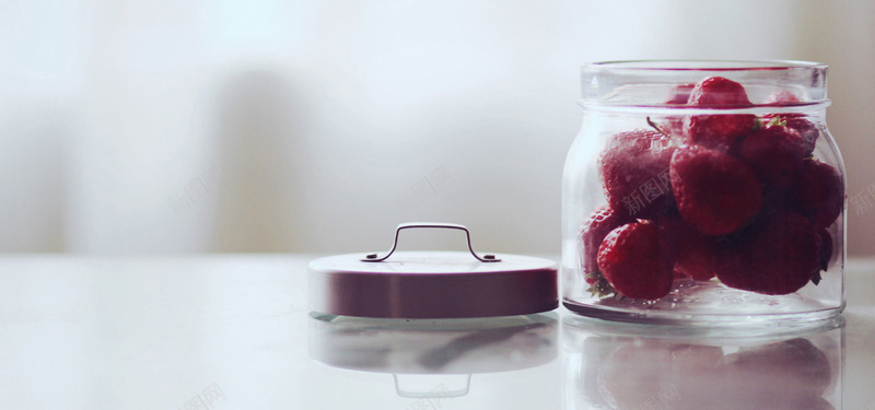一筐草莓美食草莓玻璃瓶摄影图片